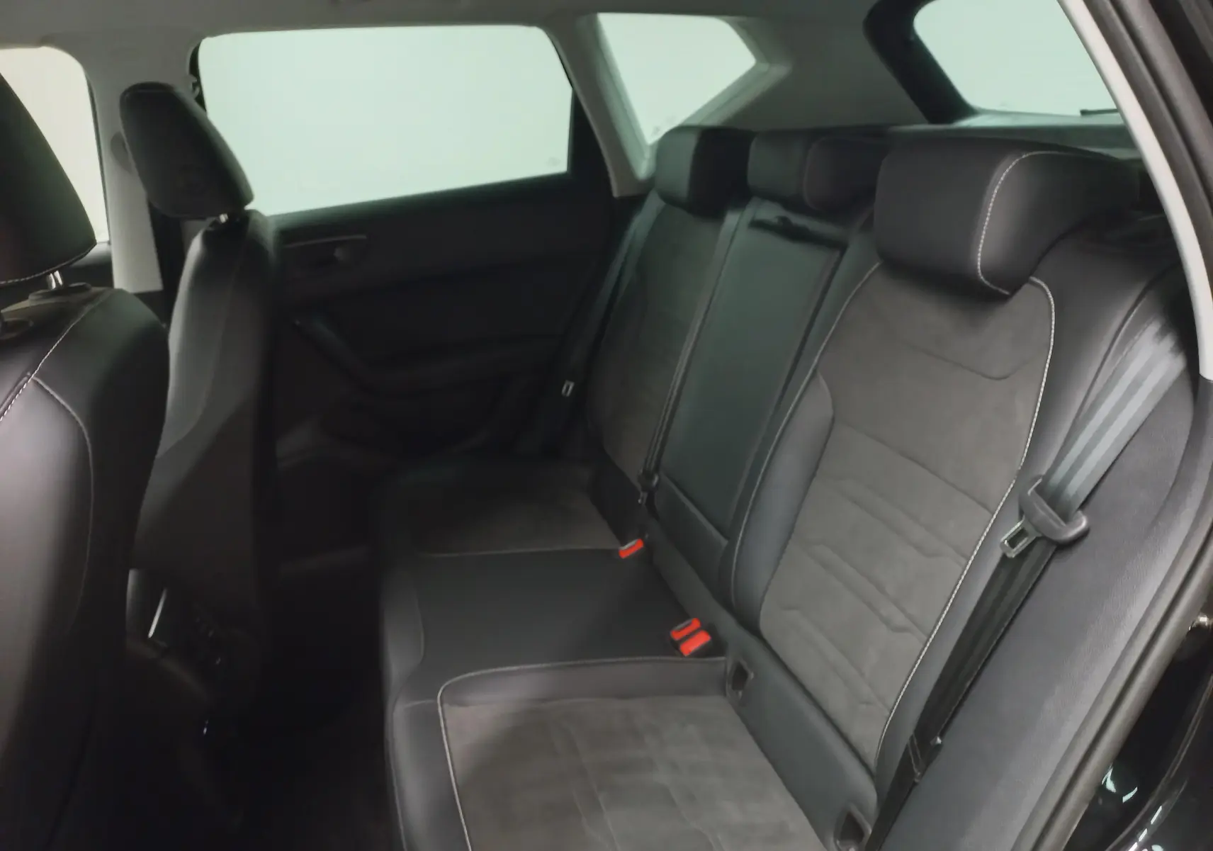 Vue intérieure côté droit des sièges arrière en cuir et alcantara du SEAT Ateca noir Magic Nacré 2025.