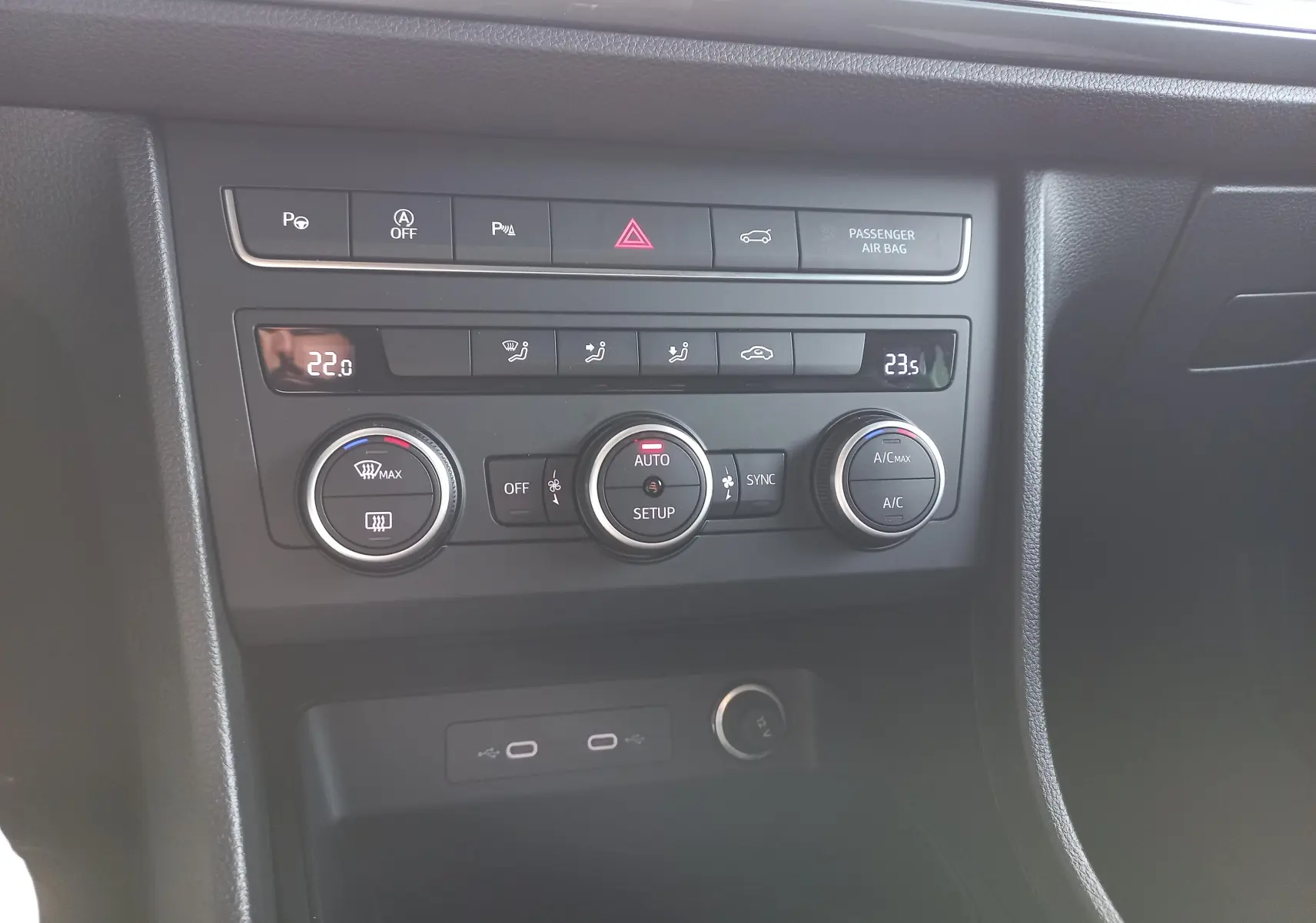 Panneau de commande de climatisation avec réglages numériques dans l'habitacle d'un SEAT Ateca noir.