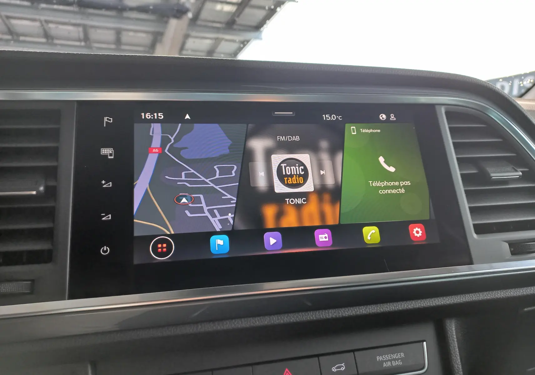 Écran tactile central du tableau de bord du SEAT Ateca 2025 affichant navigation, radio et téléphone, intérieur noir.