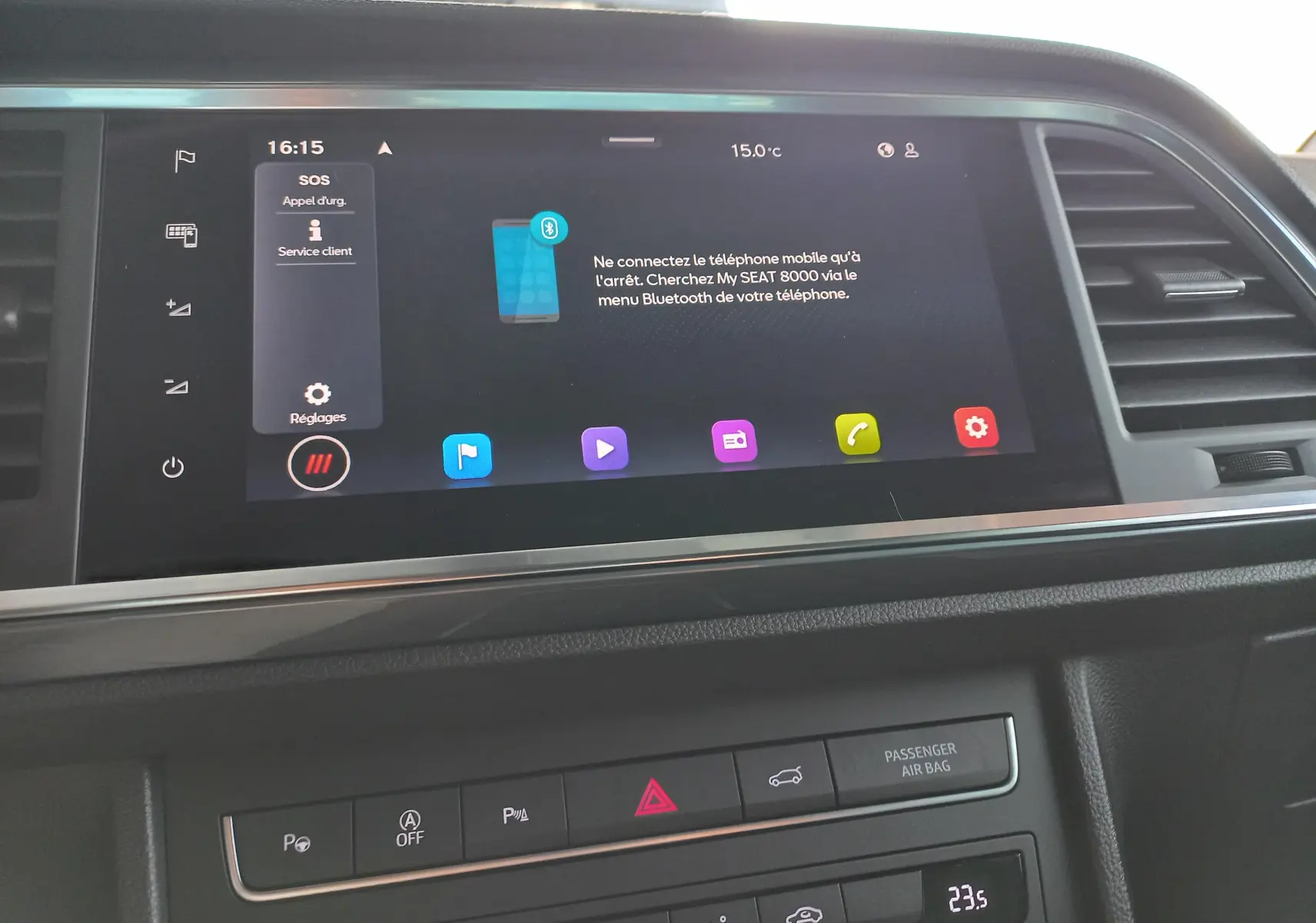 Écran tactile central du tableau de bord du SEAT Ateca 2025 affichant les options Bluetooth et réglages, ambiance intérieure moderne.