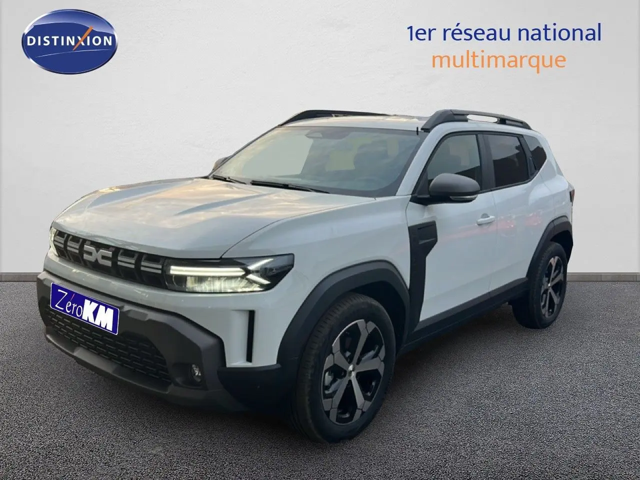 Dacia Duster Hybrid 140 Journey blanc Glacier en 3/4 avant droit avec jantes alliage 18'' et barres de toit.