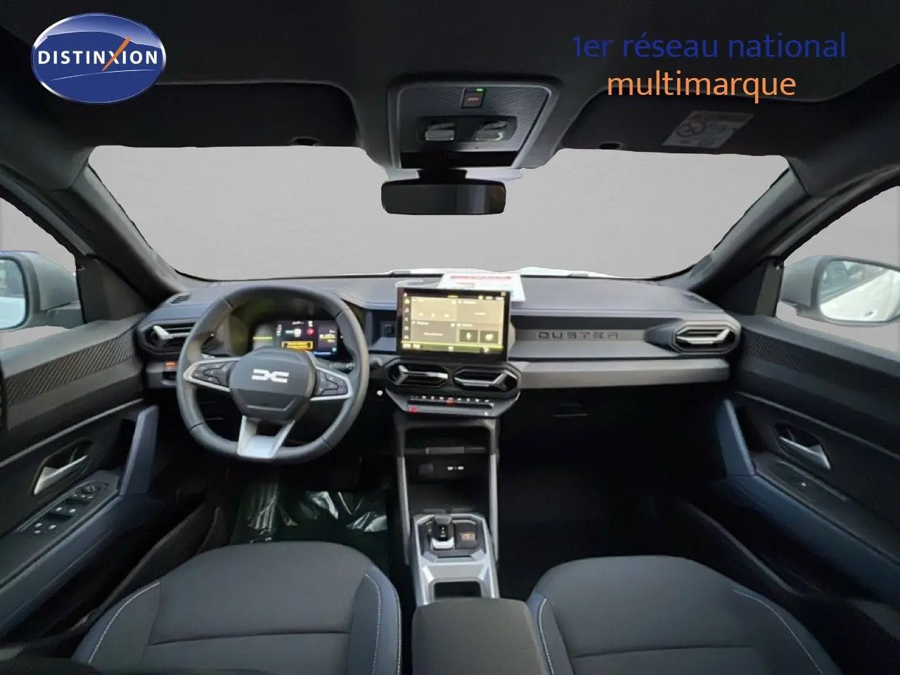Vue intérieure avant du Dacia Duster Hybrid 140 Journey, tableau de bord moderne avec écran tactile central et volant multifonction.