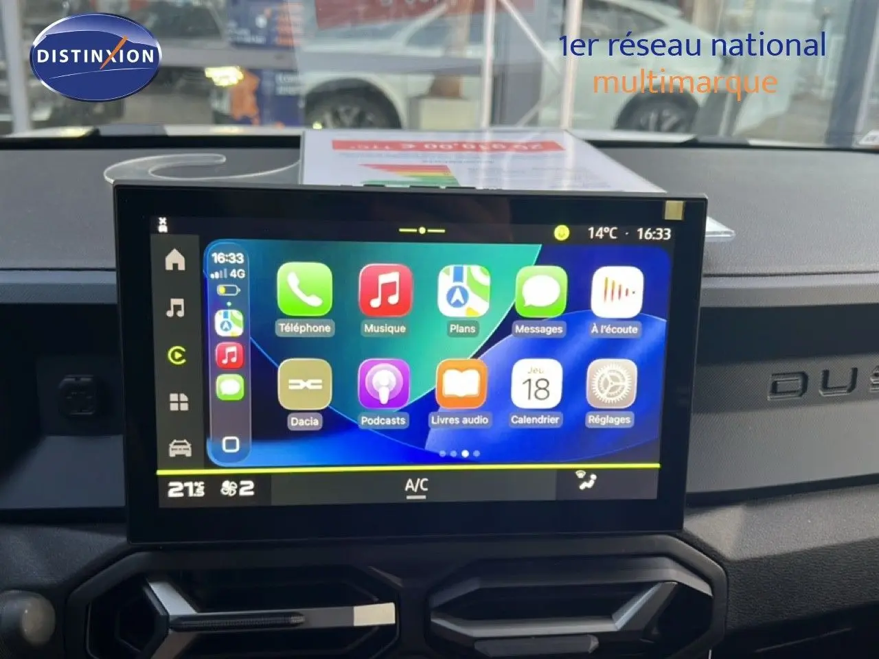 Écran tactile central du tableau de bord du Dacia Duster Hybrid 140 Journey 2025 avec interface multimédia colorée.