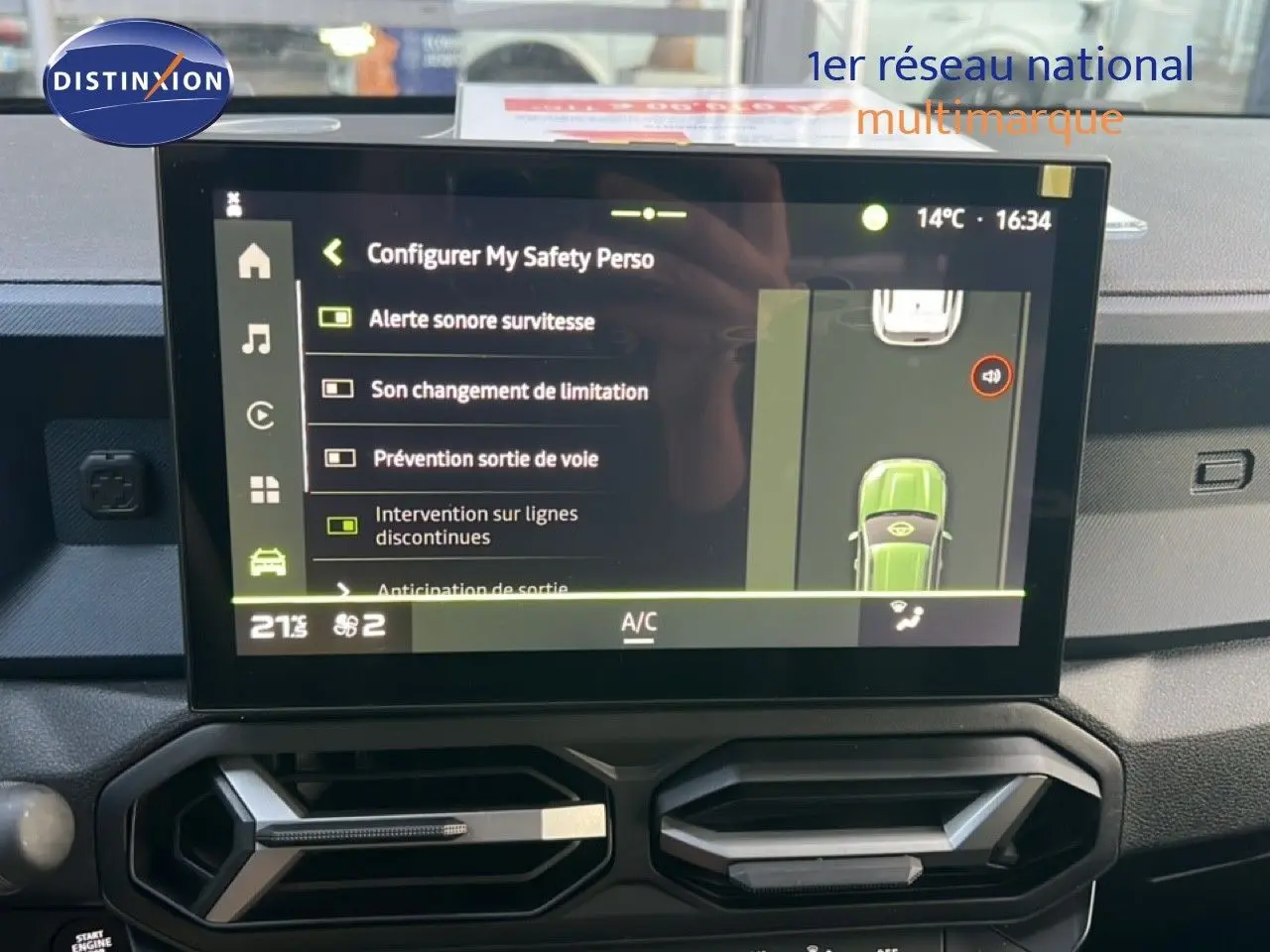 Vue rapprochée de l’écran tactile central du Dacia Duster blanc Glacier 2025 affichant les réglages de sécurité My Safety.