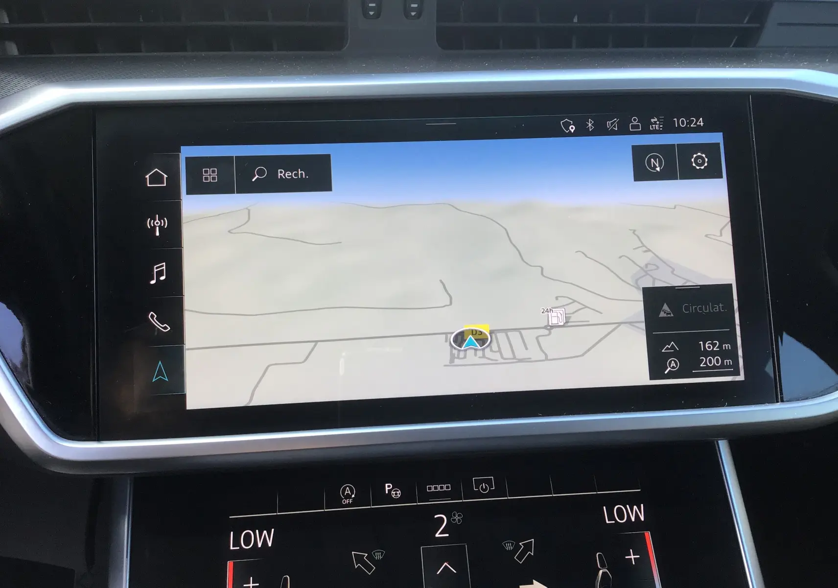 Gros plan sur l’écran tactile central du tableau de bord de l’Audi A6 Avant 2022, affichant la navigation GPS.