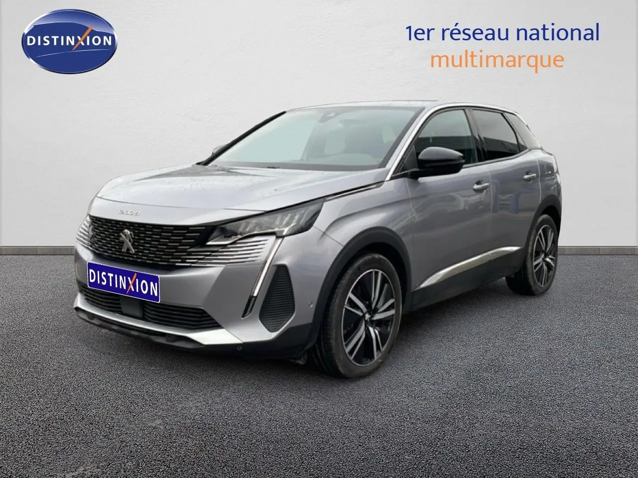 Peugeot 3008 hybride rechargeable gris Artense, vue 3/4 avant droit avec jantes bi-ton et calandre distinctive.