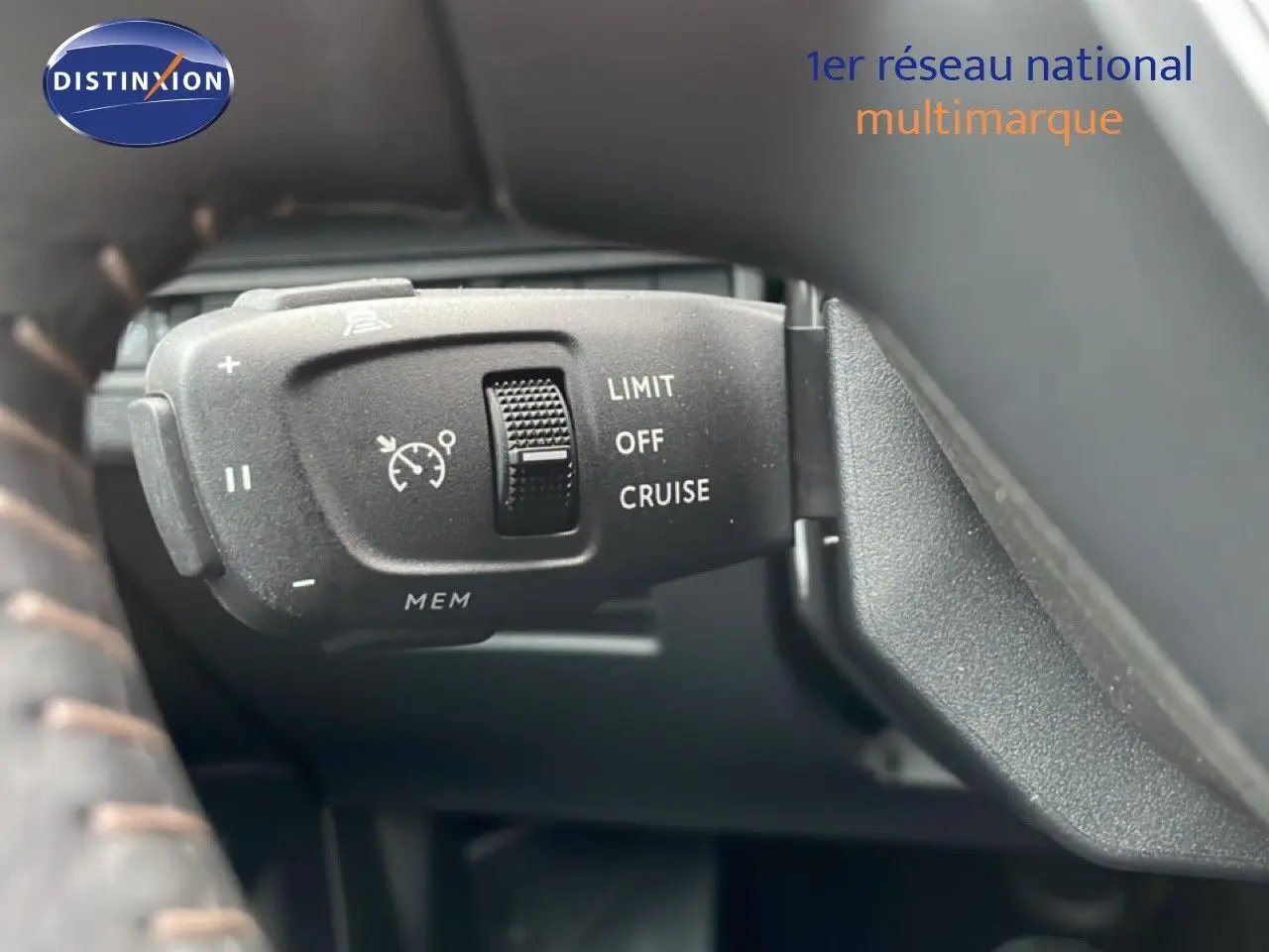 Gros plan sur la commande de régulateur de vitesse du Peugeot 3008 hybride rechargeable, intérieur noir.