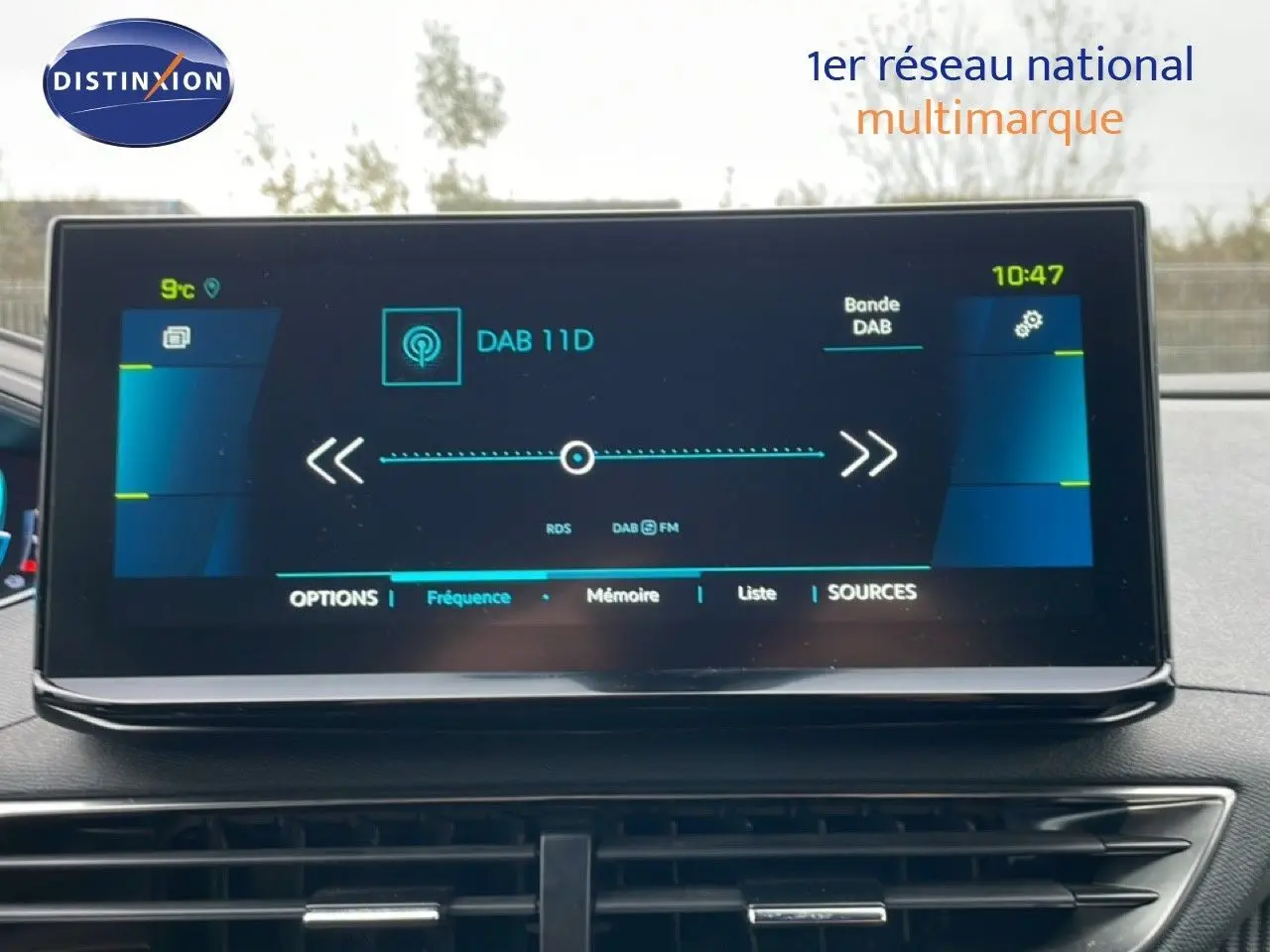 Écran tactile central du Peugeot 3008 gris Artense, affichant la radio DAB en intérieur, vue frontale rapprochée.