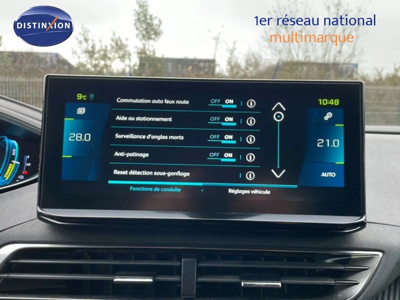 Écran tactile central du Peugeot 3008 2024 affichant les réglages d’aides à la conduite dans un intérieur noir.