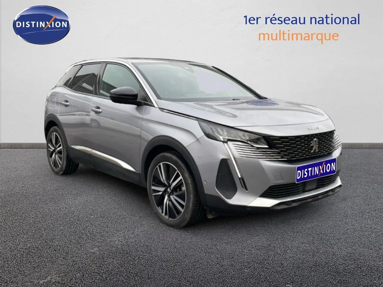 Peugeot 3008 gris Artense métal en 3/4 avant droit, hybride rechargeable avec jantes bi-ton 19 pouces.