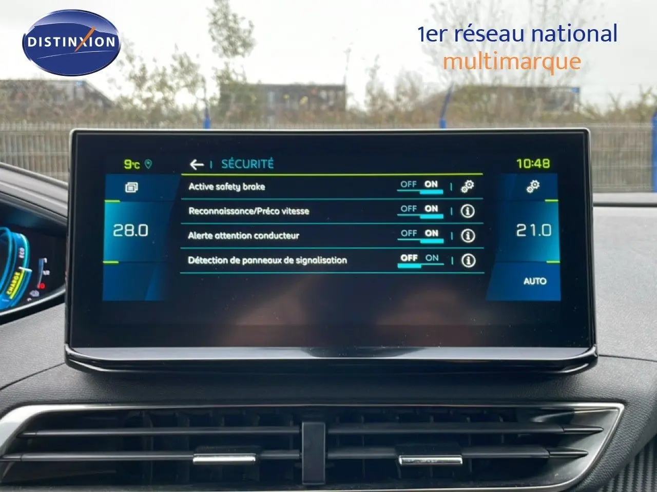 Écran central tactile du tableau de bord du Peugeot 3008 gris Artense, affichant les options de sécurité.