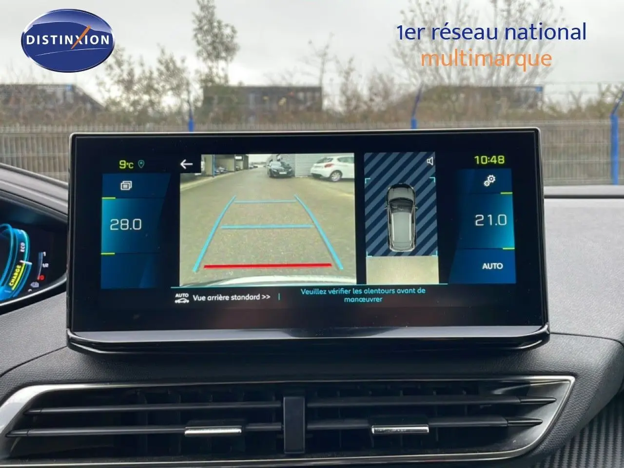 Écran central du Peugeot 3008 gris Artense montrant la caméra de recul et les réglages de climatisation.