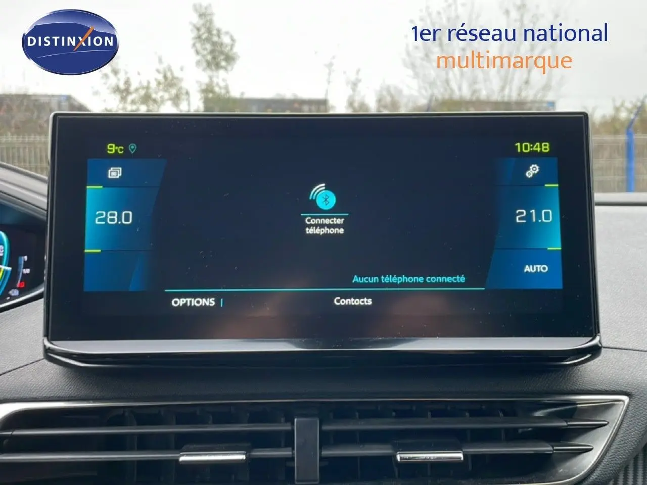 Écran tactile central du tableau de bord du Peugeot 3008 gris Artense, affichant la connexion Bluetooth et la climatisation.