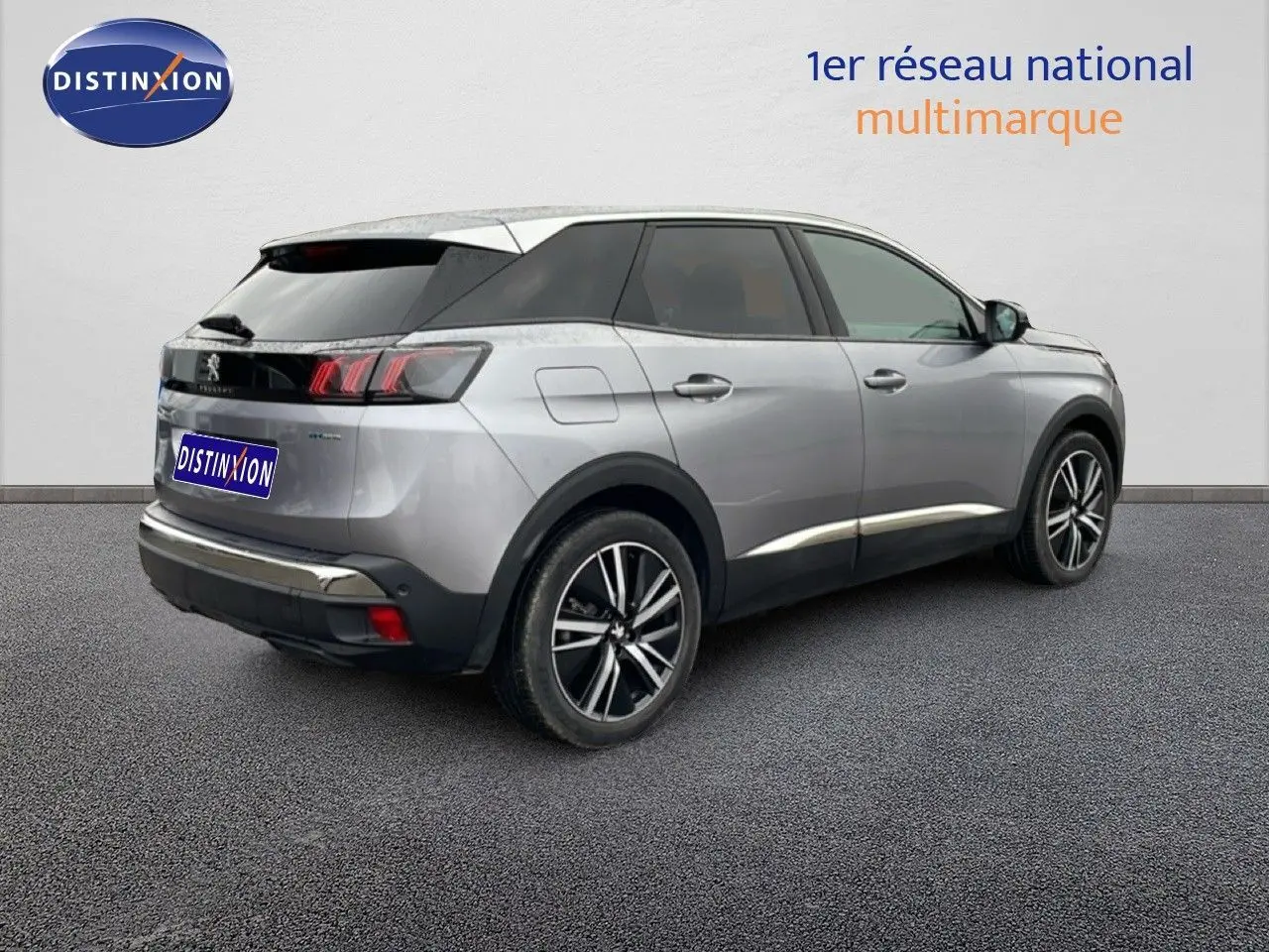 Vue 3/4 arrière droite d'un Peugeot 3008 hybride rechargeable gris Artense métal avec jantes bi-ton 19 pouces.