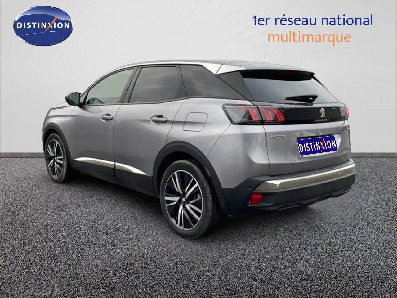 PEUGEOT 3008 hybride rechargeable gris Artense, vue 3/4 arrière droit avec jantes bi-ton et feux LED distinctifs.