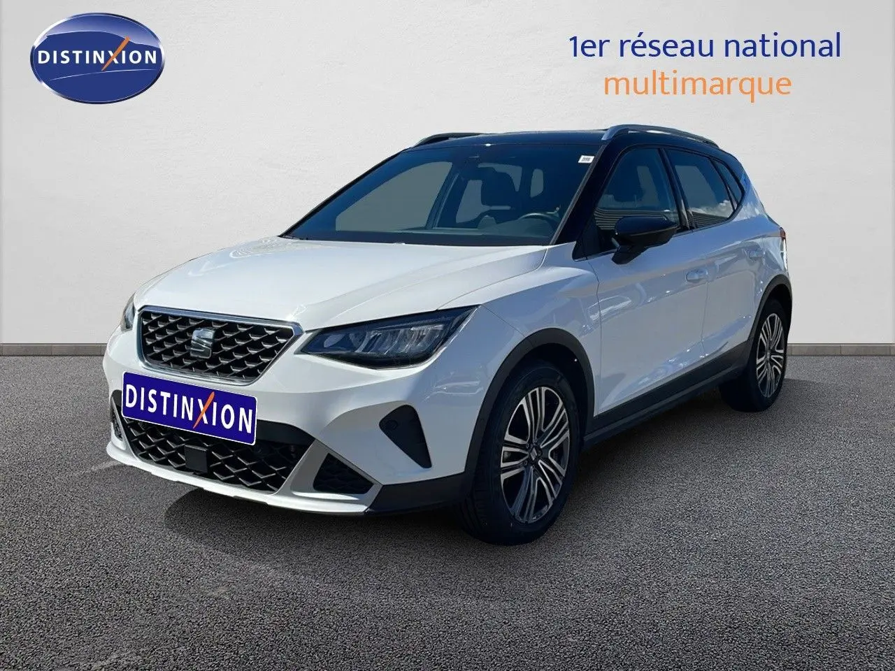 SEAT Arona blanc alpin métal avec toit noir, vue 3/4 avant droit mettant en valeur ses jantes alliage et calandre distinctive.