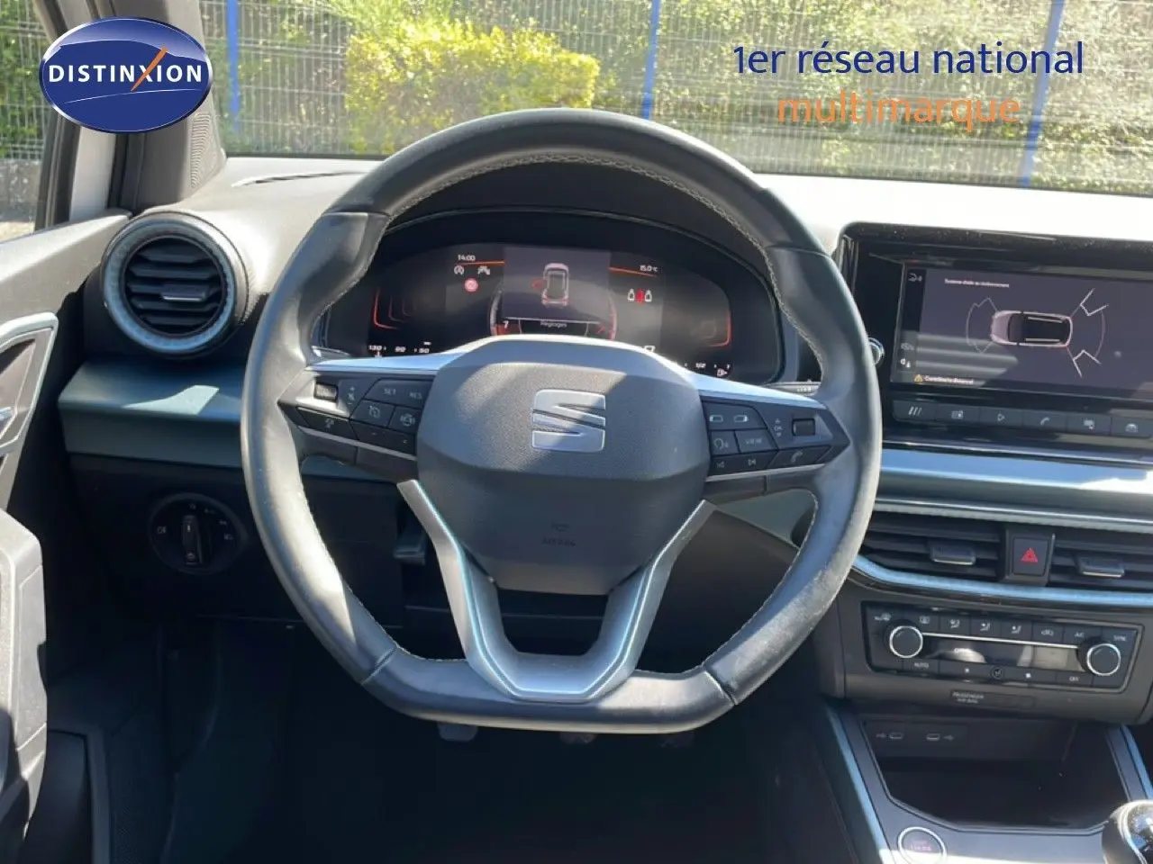 Vue intérieure centrée sur le volant et le tableau de bord numérique du SEAT Arona 2025 finition X-PERIENCE.