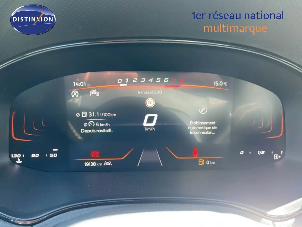Tableau de bord numérique du SEAT Arona 2025 affichant vitesse, consommation et alertes, avec design moderne et éclairage orange.