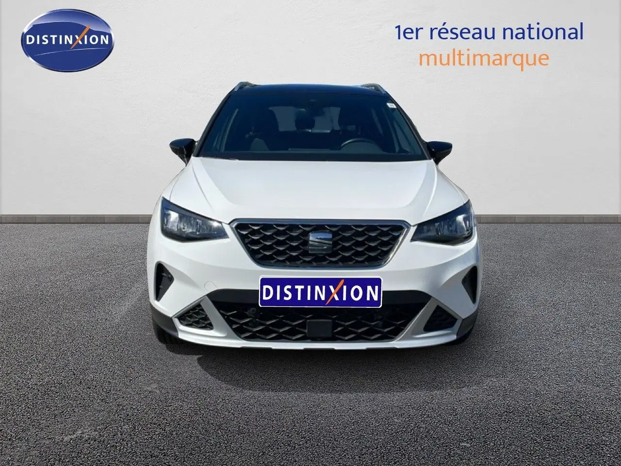 Vue avant d'une SEAT Arona blanc alpin avec toit noir, mettant en valeur sa calandre et ses phares LED.