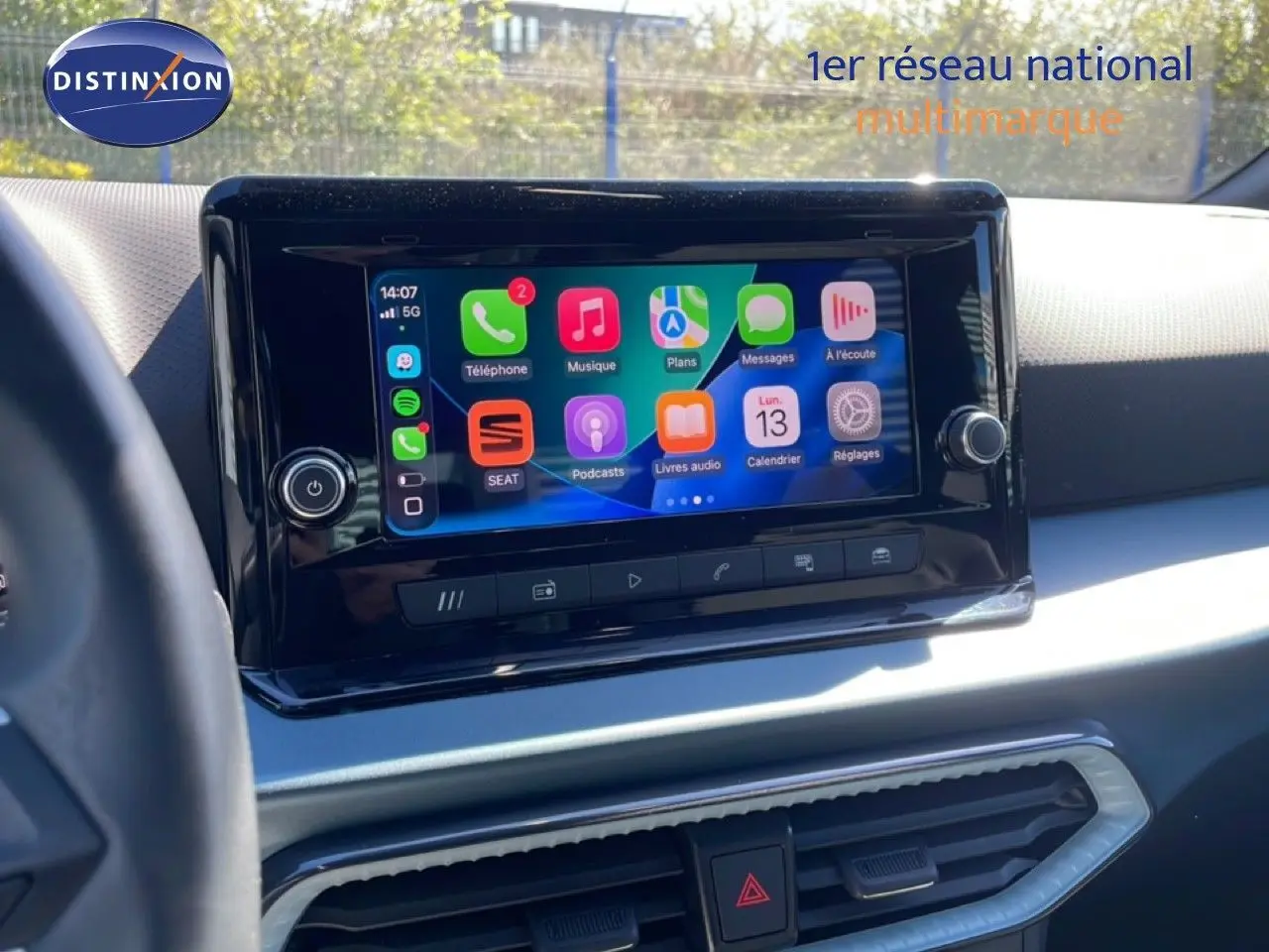 Vue rapprochée de l’écran tactile central du tableau de bord de la SEAT Arona 2025 avec interface connectée colorée.