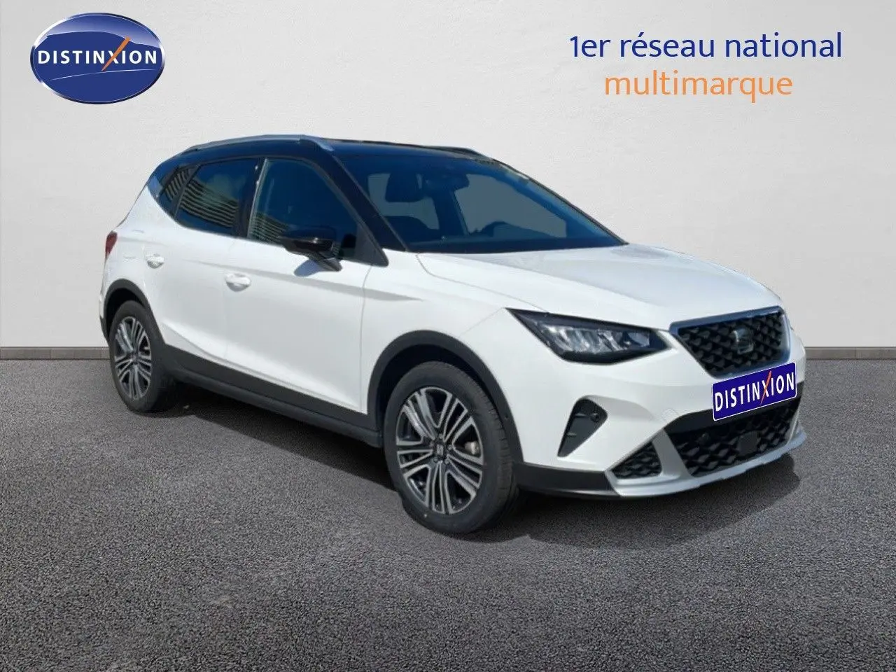 SEAT Arona blanc alpin métal avec toit noir, vue 3/4 avant droit, jantes alliage et calandre noire distinctive.