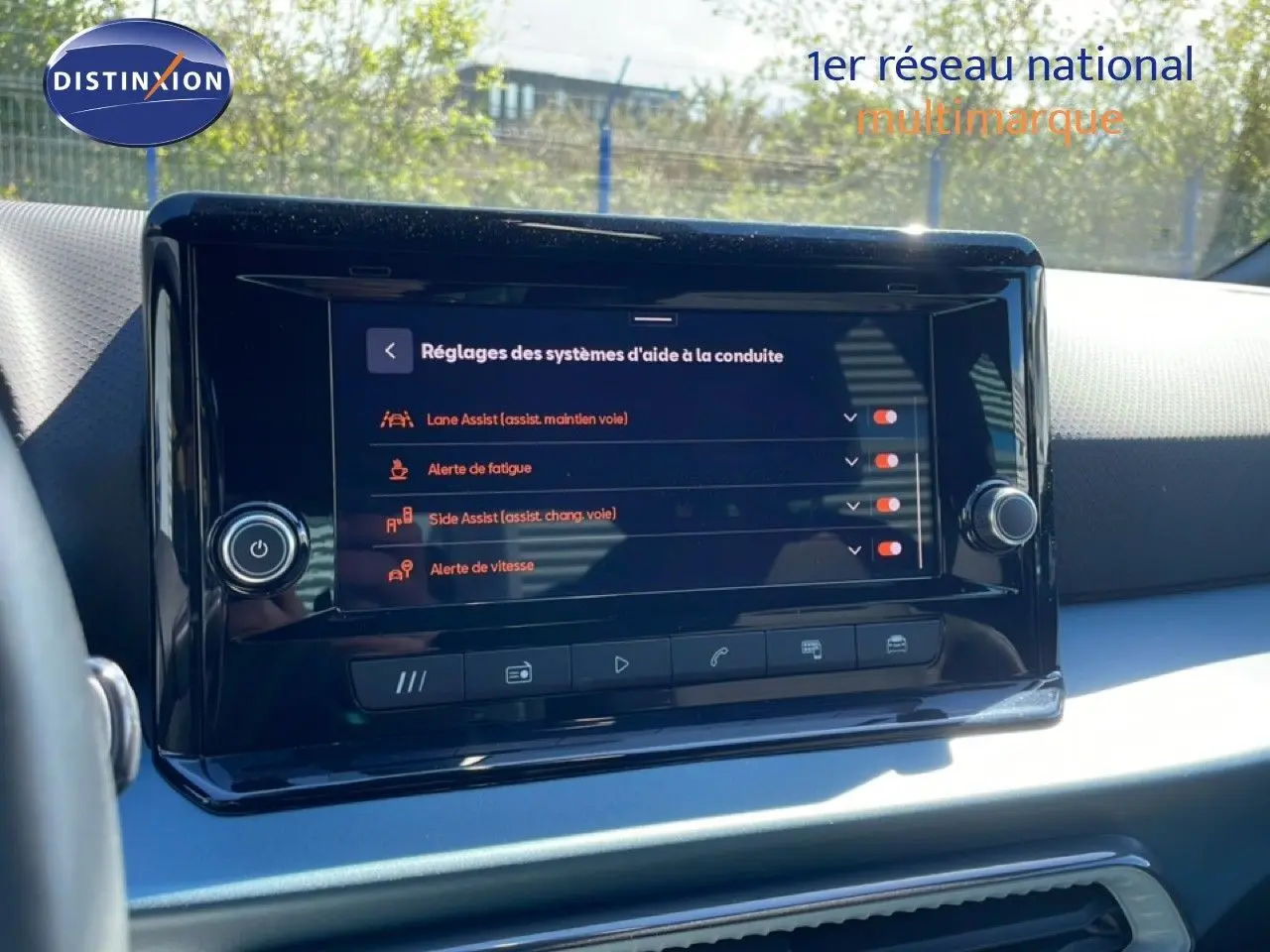 Écran tactile central du SEAT Arona 2025 affichant les réglages des aides à la conduite, intérieur clair et moderne.