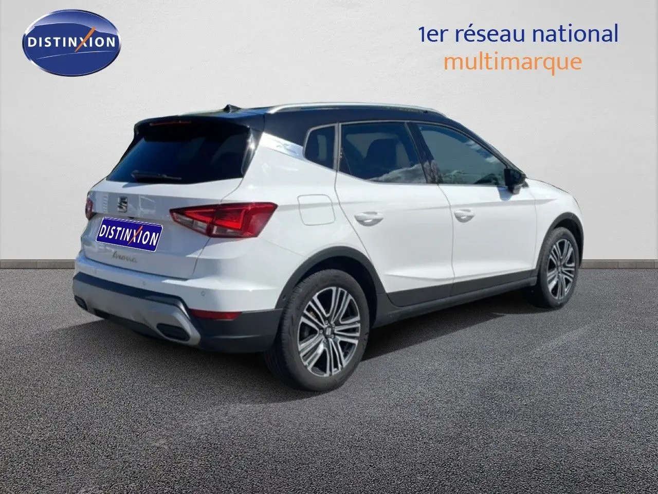 SEAT Arona blanc alpin métal avec toit noir, vue 3/4 arrière droit sur fond neutre.