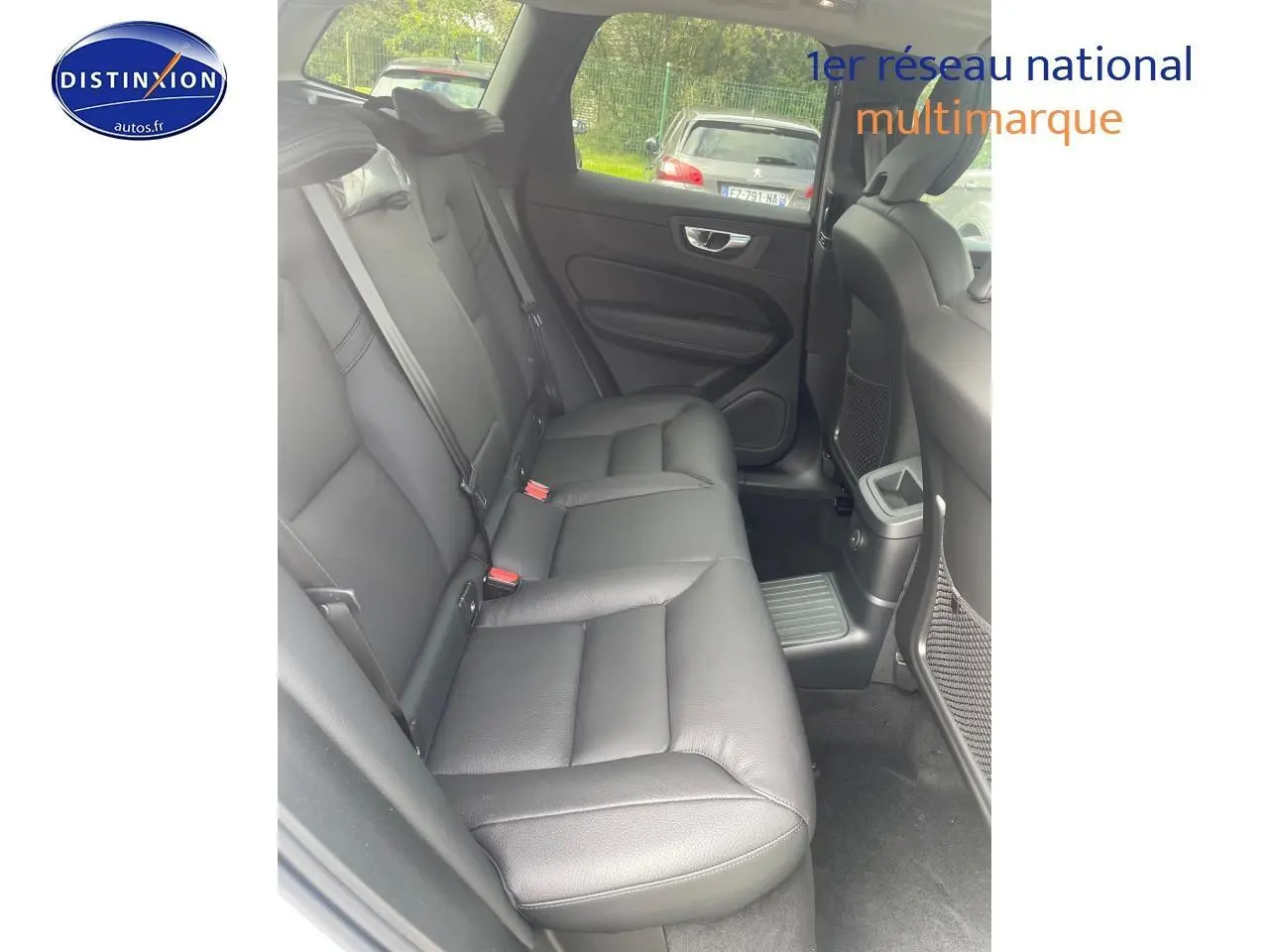 Vue intérieure côté droit sur la banquette arrière en cuir noir du Volvo XC60 T6 hybride 2024.