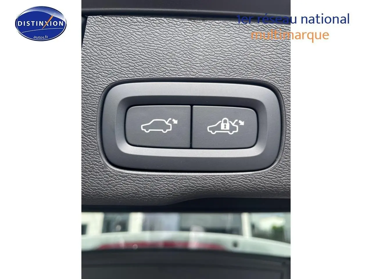 Boutons de commande d'ouverture et de verrouillage du coffre sur le panneau intérieur d'un Volvo XC60 gris 2024.