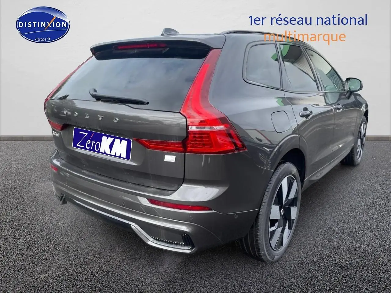 Vue 3/4 arrière droite du Volvo XC60 gris métallisé avec feux LED et jantes alliage distinctives.