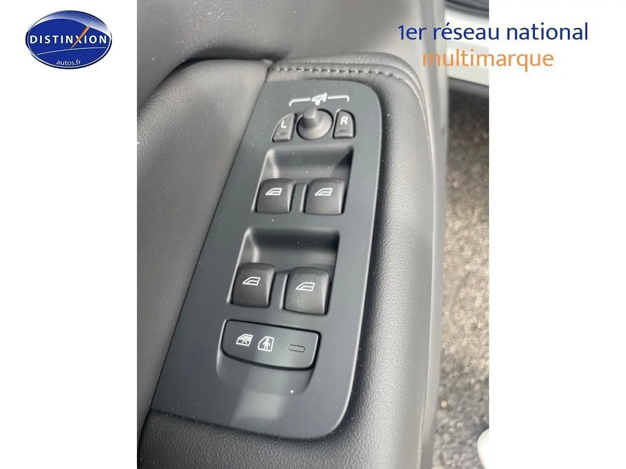 Panneau de commandes des vitres et rétroviseurs côté gauche intérieur d'un Volvo XC60 gris 2024