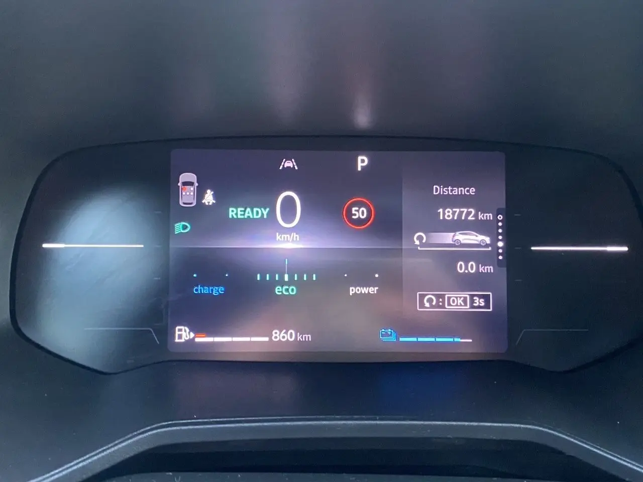 Affichage numérique du tableau de bord de la Renault Clio V hybride, indiquant vitesse zéro et autonomie 860 km.