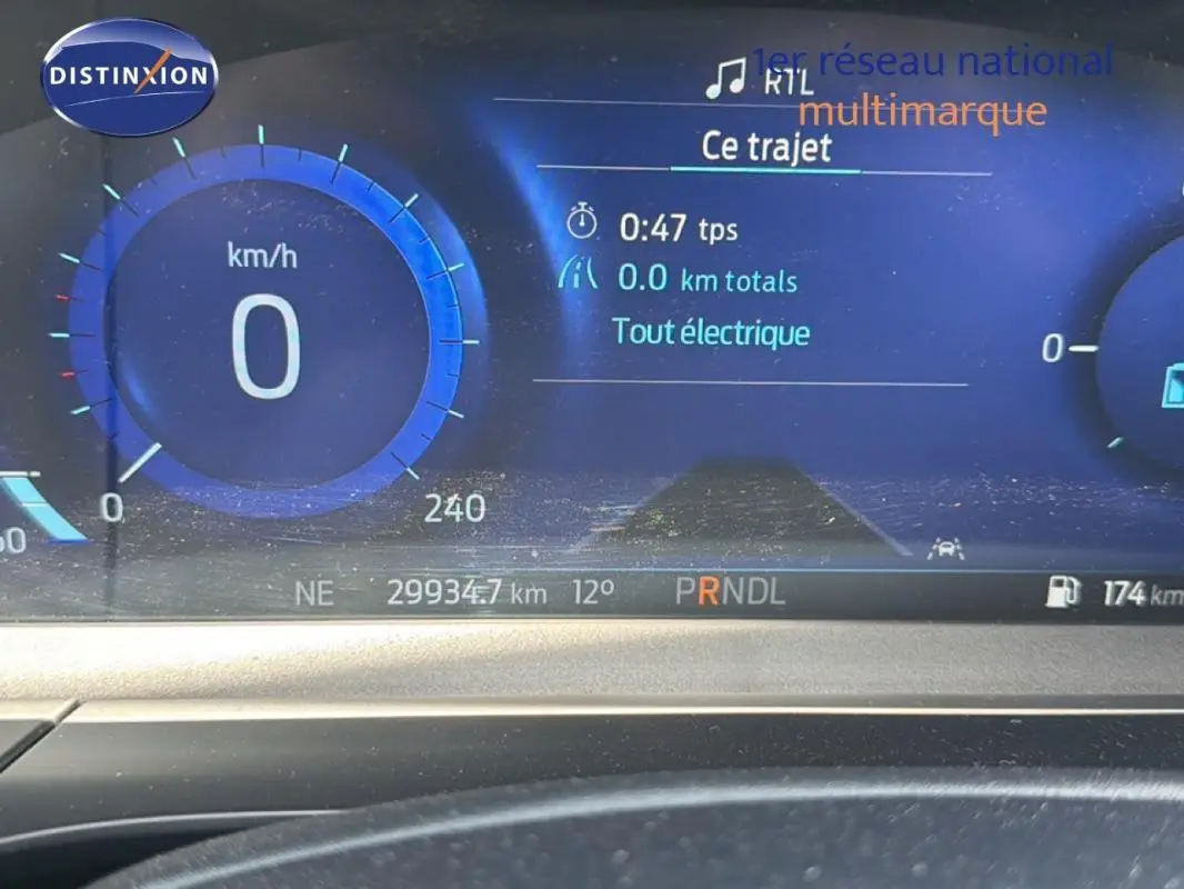 Affichage numérique du tableau de bord du Ford Kuga noir 2024, indiquant vitesse zéro et mode tout électrique.