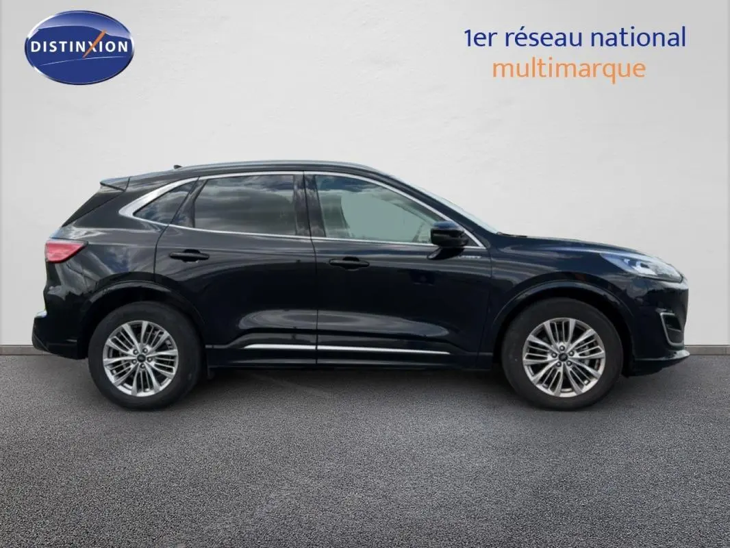Ford Kuga noir en profil côté gauche, avec jantes alliage 18 pouces et vitres surteintées visibles.