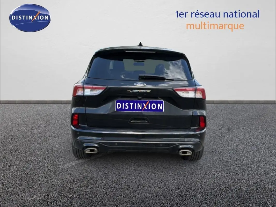 Vue arrière d'un Ford Kuga noir 2024 avec double sortie d'échappement et vitres surteintées.