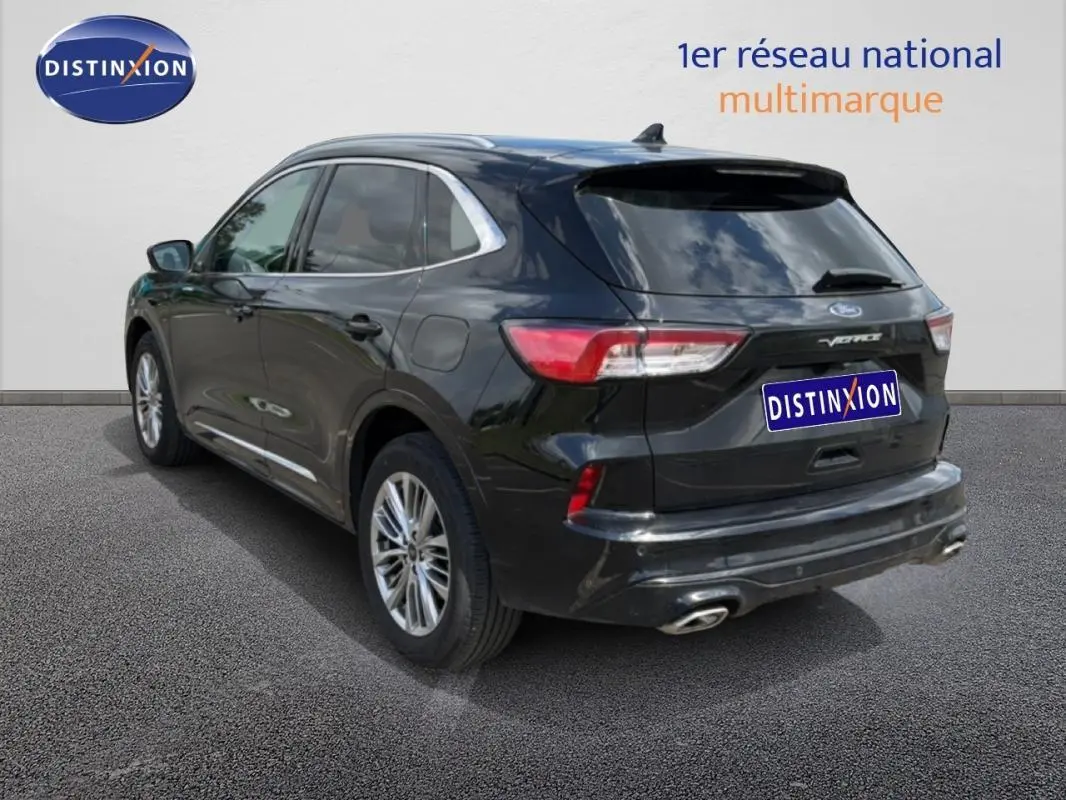 Vue 3/4 arrière droite du Ford Kuga noir 2024 avec jantes alliage 18 pouces et vitres surteintées.