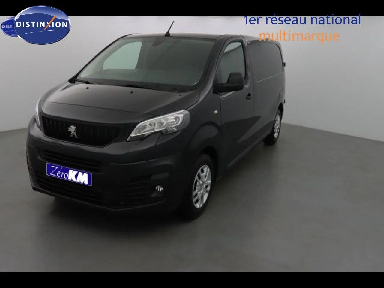 Vue 3/4 avant d'un Peugeot Expert Fourgon noir métal 2022 en intérieur, avec calandre et phares visibles.