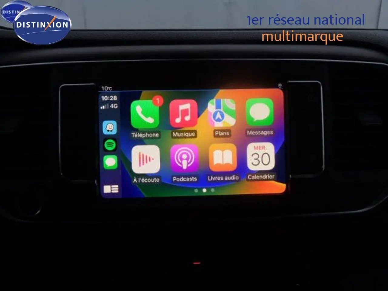 Écran tactile multimédia allumé dans l'habitacle du Peugeot Expert Fourgon noir métal, vue intérieure centrale.