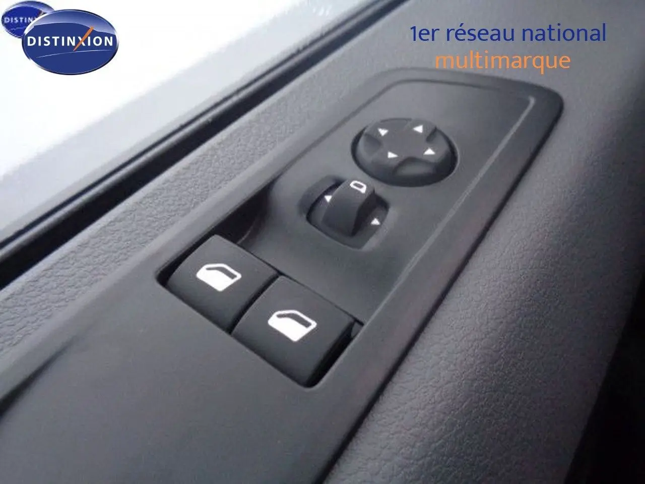 Gros plan sur les commandes de réglage des rétroviseurs et des vitres électriques côté conducteur du Peugeot Expert Fourgon noir métal 2022.