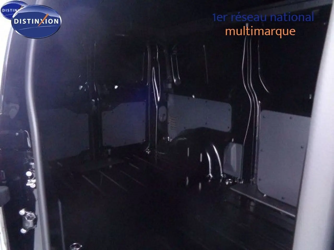 Intérieur noir du fourgon Peugeot Expert Standard 2022, vue de la zone de chargement côté droit sans aménagements visibles.