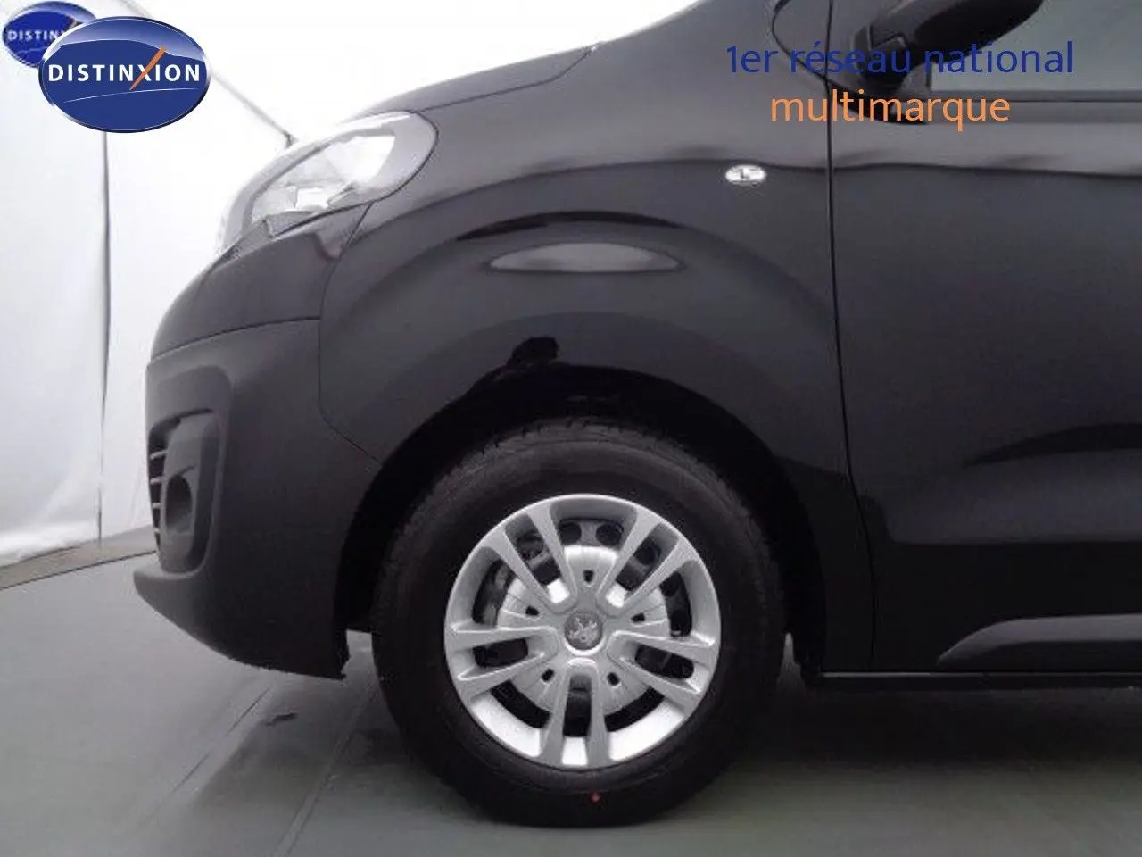 Vue latérale côté gauche du Peugeot Expert Fourgon noir métal 2022, mettant en valeur la roue avant et la portière.