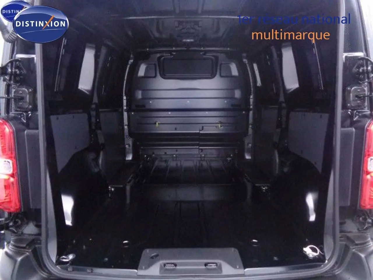 Vue arrière du Peugeot Expert Fourgon noir métal 2022, montrant l'espace de chargement vide et les portes ouvertes.