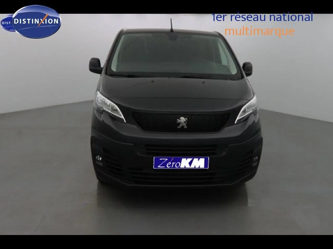 Vue frontale d'un Peugeot Expert Fourgon noir métal 2022 avec calandre et logo lion bien visibles.