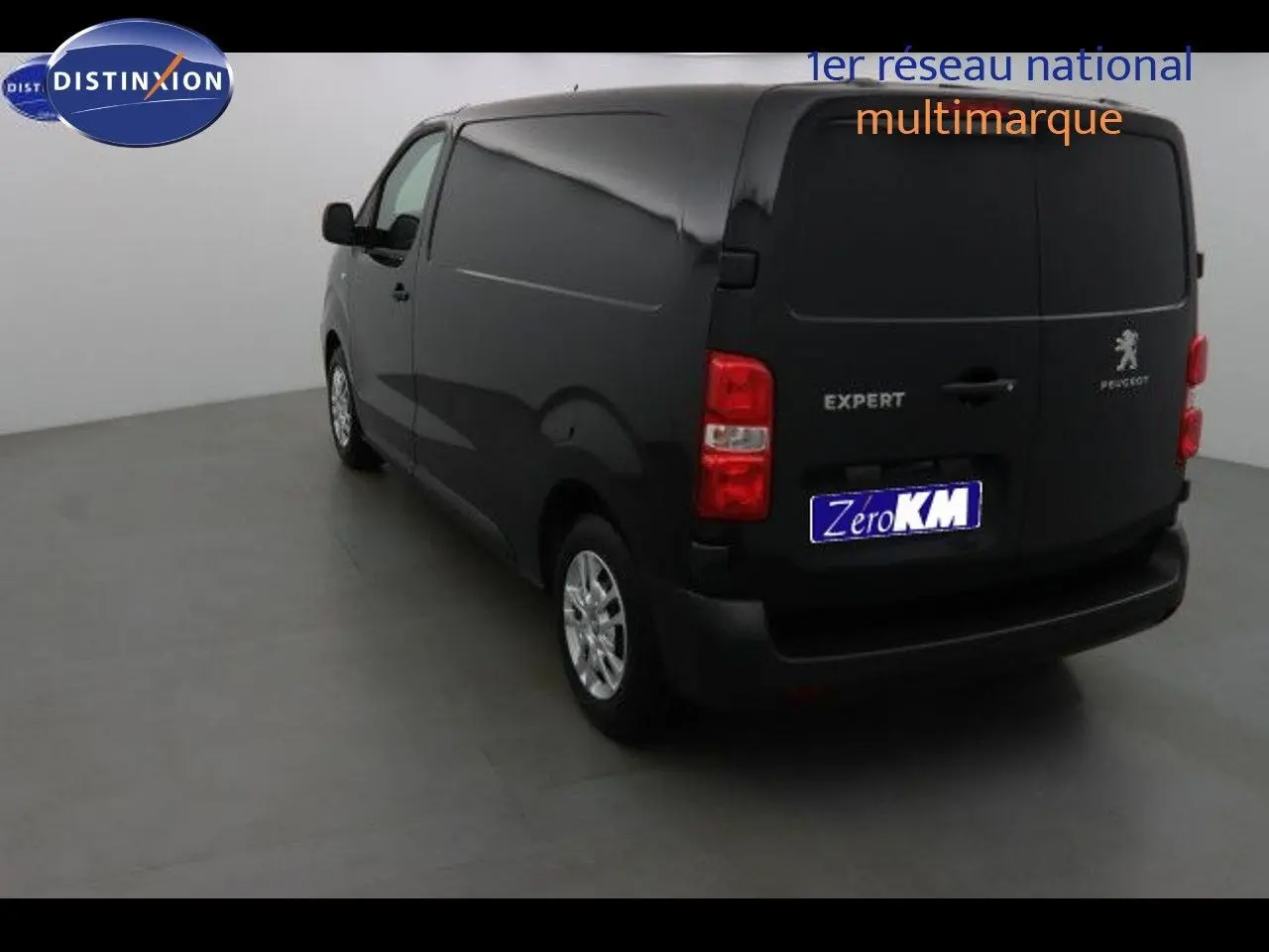 Vue 3/4 arrière droite du Peugeot Expert Fourgon noir métal 2022 avec portes arrière fermées dans un studio.