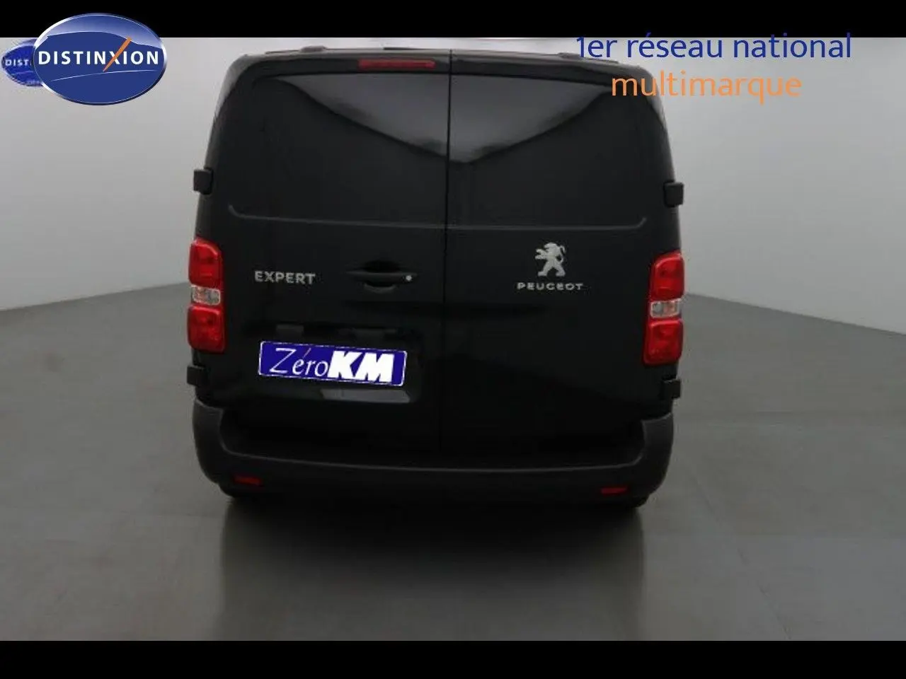 Vue arrière du Peugeot Expert Fourgon noir métal 2022 avec portes battantes et feux rouges visibles.