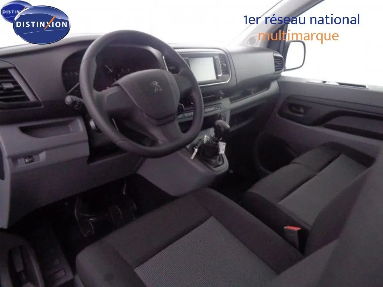 Intérieur du Peugeot Expert Fourgon noir métal 2022, vue de face sur le poste de conduite et la console centrale.