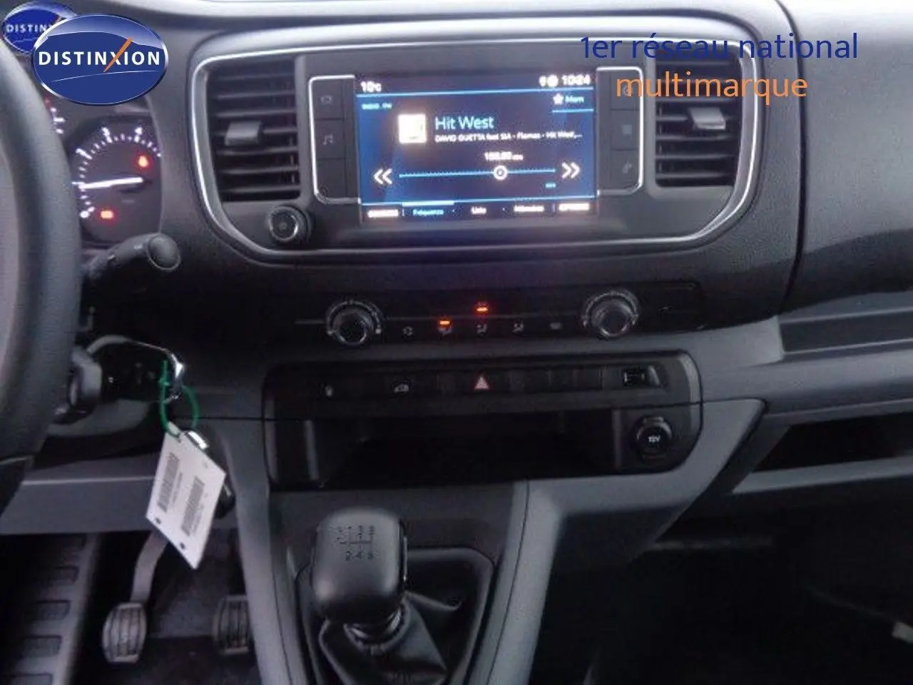 Vue intérieure du tableau de bord et levier de vitesses manuel du Peugeot Expert Fourgon noir métal 2022.