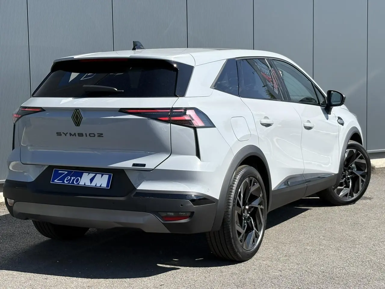 Vue 3/4 arrière droite d'un Renault SYMBIOZ gris Rafale avec jantes noires et toit panoramique Solarbay