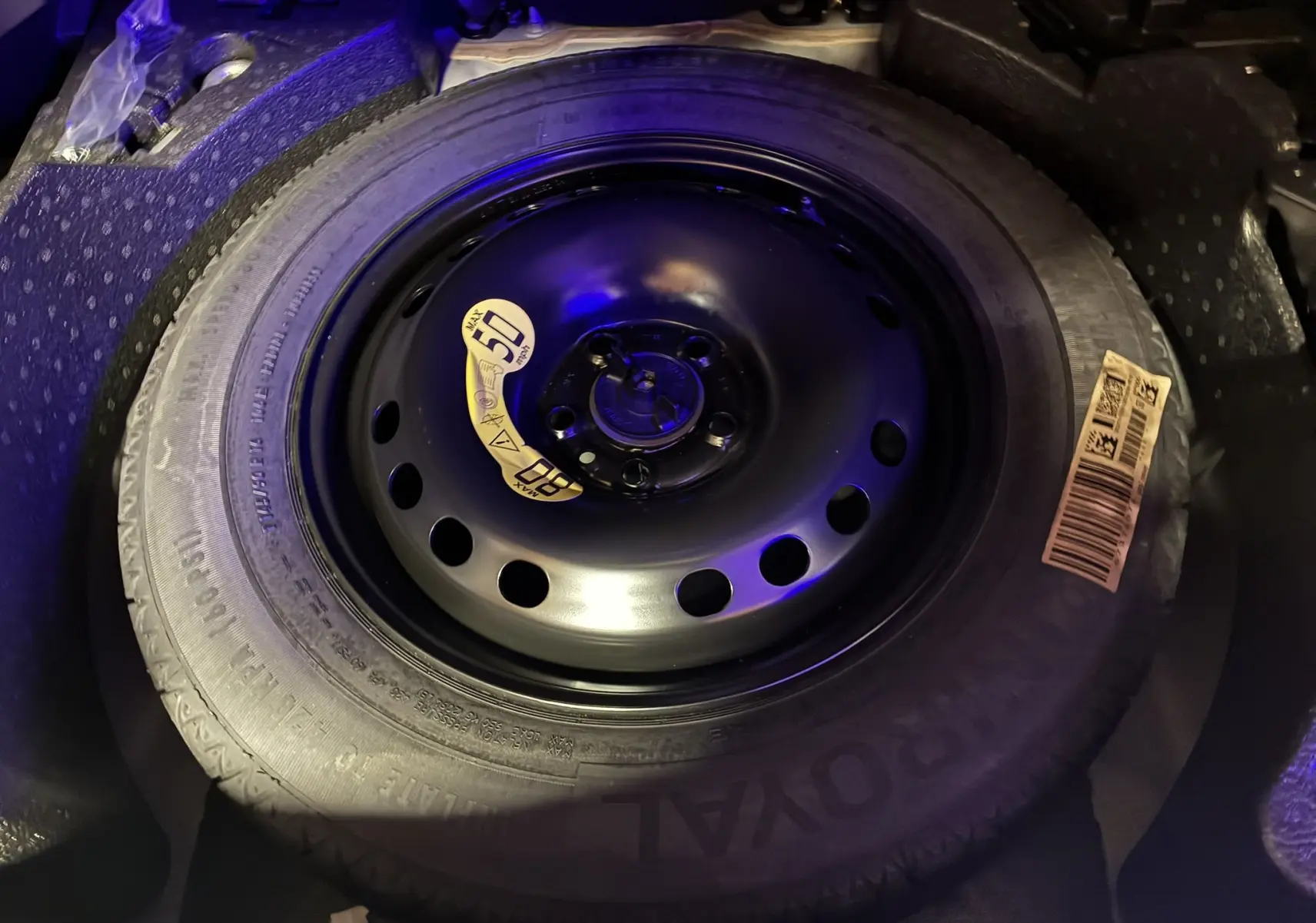 Gros plan sur la roue de secours noire dans le coffre du Jeep Renegade 2019, version diesel Limited.