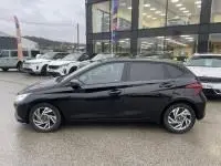 Vue de profil côté gauche d'une Hyundai i20 2025 noire Phantom Metal avec jantes alliage et vitres teintées.